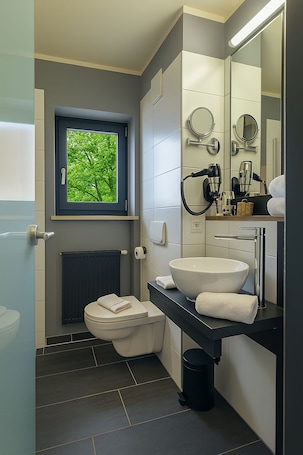 Suite Business, balcone | Bagno | Doccia, asciugacapelli, asciugamani, sapone. Hotel INNSENTO Passau