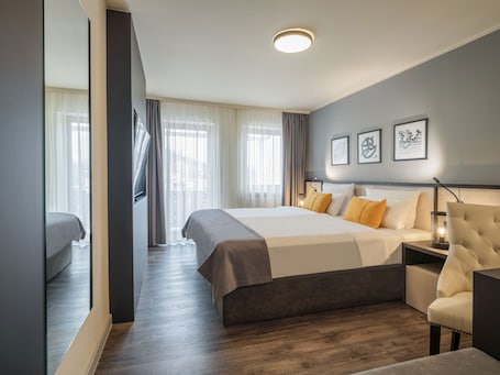 Business Suite, Balcony | Minibar, in-room safe, desk, laptop workspace. Hotel INNSENTO Passau