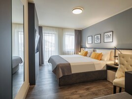 商务套房, 阳台 | 迷你吧、客房内保险箱、办公桌、笔记本电脑工作区