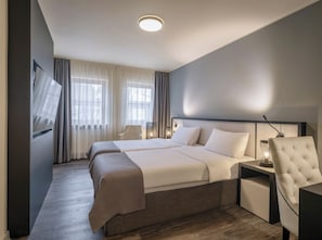 Minibar, in-room safe, desk, laptop workspace -  Hotel INNSENTO Passau (Passau)