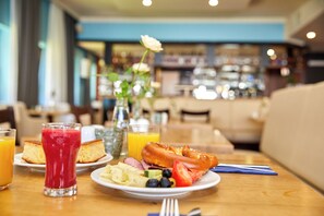 Desayuno buffet diario (EUR 15.00 por persona)
