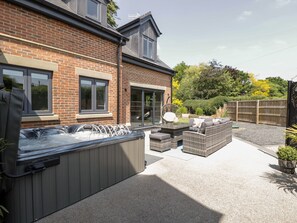 Property grounds - Thornbury (Malvern)