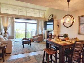 TV - Beautiful 6th floor, cathedral ceiling, ocean view condo (Pawleys Island)