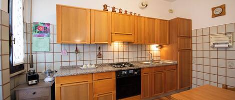 Comfort-Apartment | Eigene Küche | Großer Kühlschrank, Ofen, Wasserkocher mit Kaffee-/Teezubehör