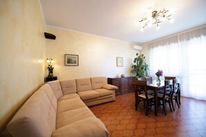 Comfort appartement | Woonruimte | Een flatscreentelevisie