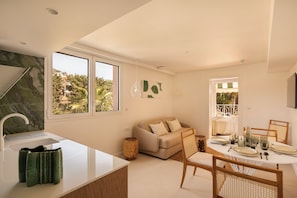 Signature Apartment | Living area | 40-inch flat-screen TV with digital channels - Maison Carla Rosa (Cannes)