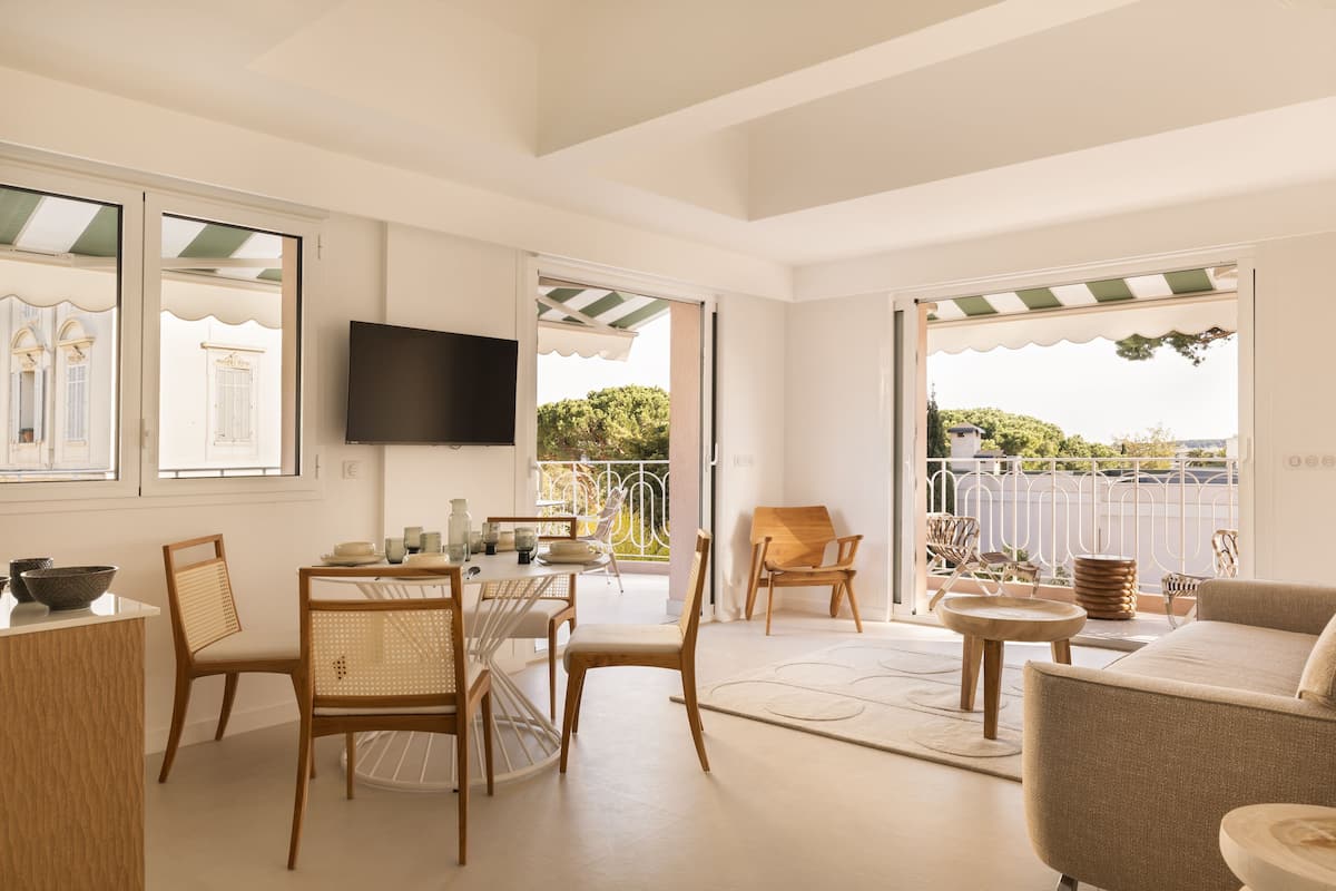 Deluxe Penthouse, 2 Bedrooms | Living area