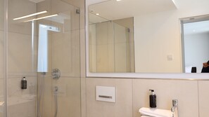 Doccia, asciugacapelli, asciugamani, sapone