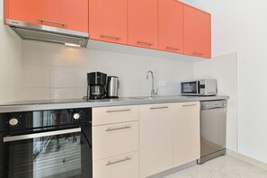 Fridge, microwave, oven, stovetop - Apartment Libra With Private Pool (Okrug Gornji)