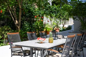 Outdoor dining - Apartment Libra With Private Pool (Okrug Gornji)