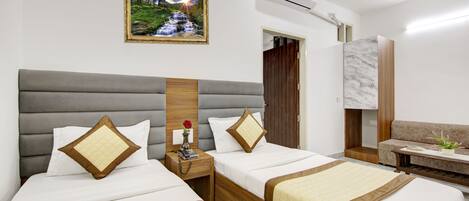 Familjesvit | Skrivbord, arbetsyta för laptop, ljudisolering och strykjärn/strykbräda