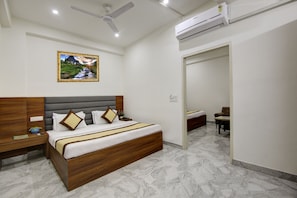 Family Suite | Desk, laptop workspace, soundproofing, iron/ironing board - Hotel S B Inn Paharganj (New Delhi)