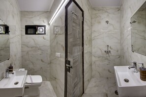 Doppia Deluxe | Bagno | Doccia, set di cortesia firmato, asciugacapelli, pantofole