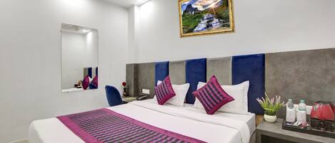 Deluxe Double Room | Desk, laptop workspace, soundproofing, iron/ironing board