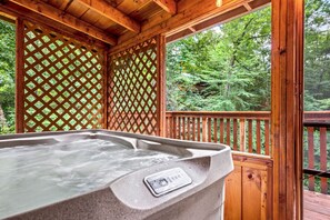 Outdoor spa tub - Enchanted Elm: Peaceful 3BR GBurg w/Hot Tub + Fireplace* Privacy! (Sevierville)