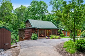 Exterior - Enchanted Elm: Peaceful 3BR GBurg w/Hot Tub + Fireplace* Privacy! (Sevierville)