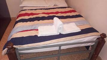 Laptop workspace, blackout drapes, WiFi, bed sheets