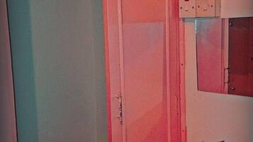 Studio Ville, accessible aux personnes à mobilité réduite | Salle de bain | Douche, douche à « effet pluie », articles de toilette gratuits