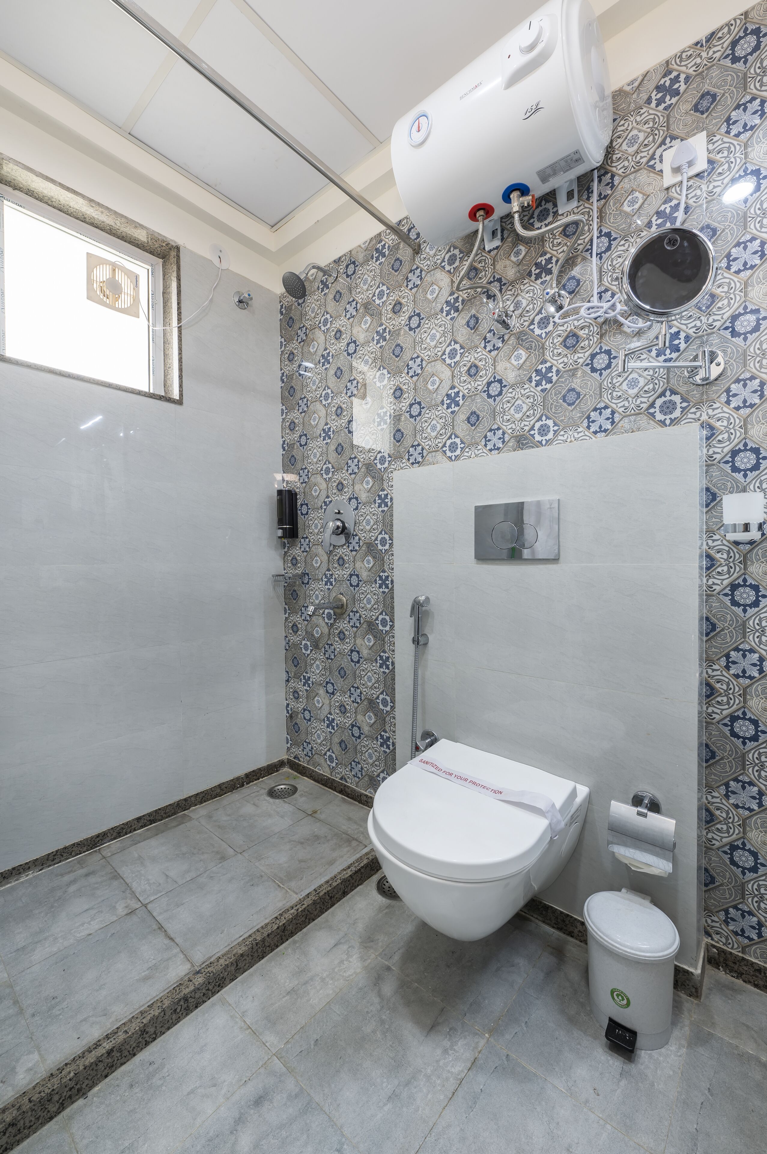 Un baño con inodoro, bidé y calentador de agua.