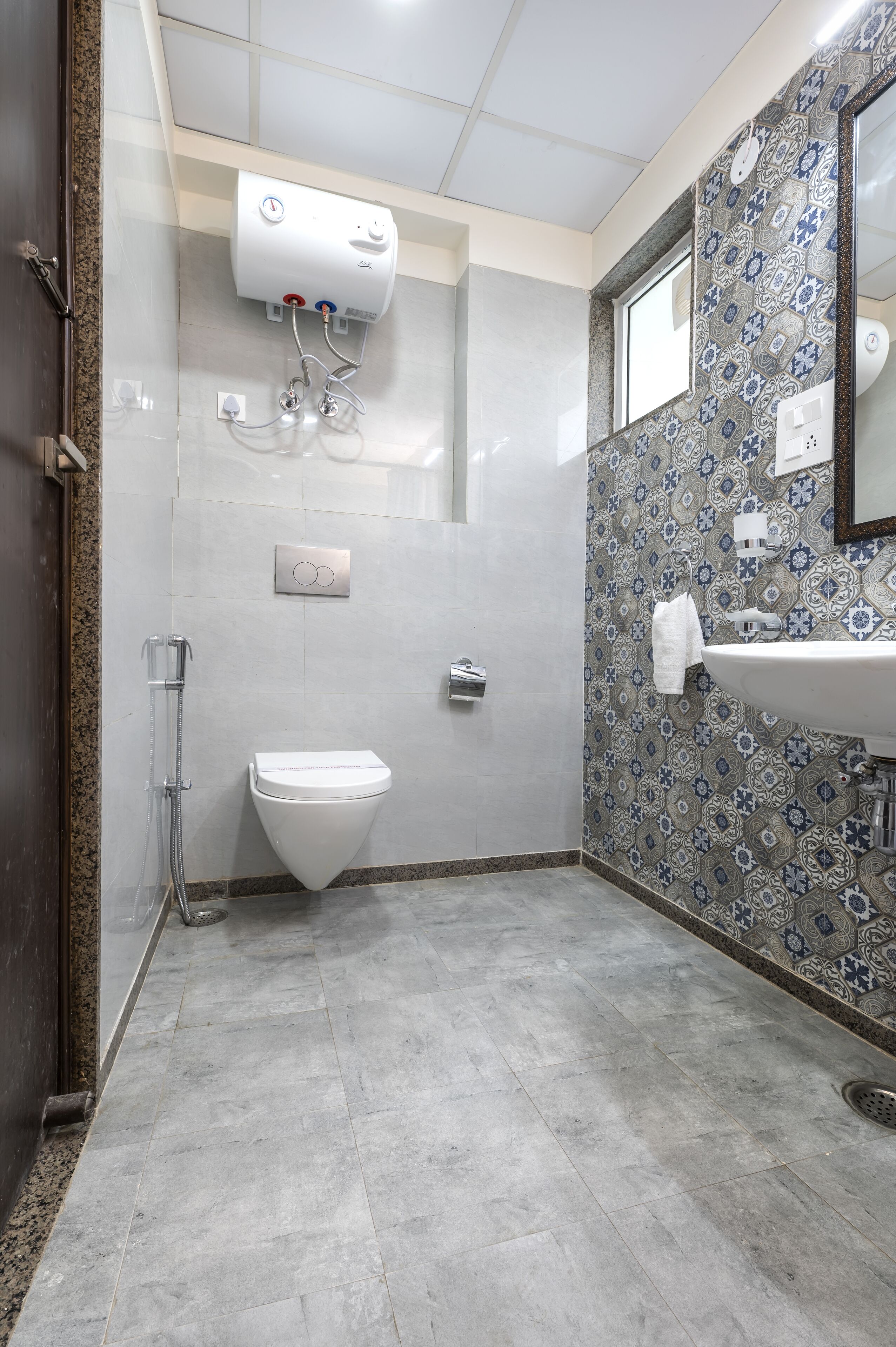 Un baño con inodoro, ducha y lavamanos.