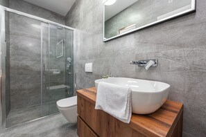 Een douche, een haardroger, handdoeken