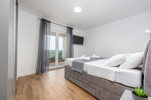 4 bedrooms, iron/ironing board, free WiFi, bed sheets