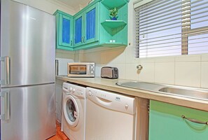 Departamento (2 Bedrooms) | Cocina privada | Refrigerador, microondas, horno y parrilla de estufa 