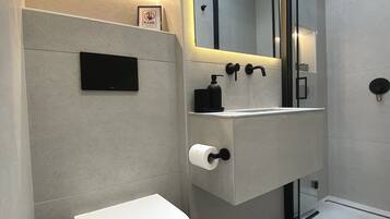Kostenlose Toilettenartikel, Haartrockner, Handtücher, Seife