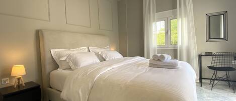 1 quarto, cofres nos quartos, escrivaninha