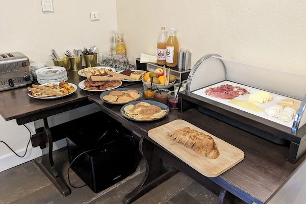 Desayuno continental diario (EUR 10 por persona)