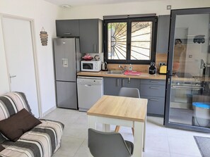 Fridge, microwave, oven, stovetop - Chaleureux Haut de Villa (Saint-Paul-de-Vence)