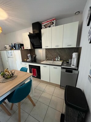 Microondas, horno, parrilla de estufa y lavavajillas 