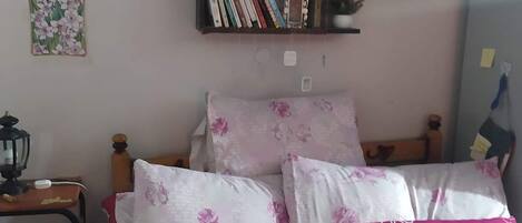 4 間睡房、房內夾萬、書桌、熨斗/熨衫板