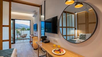 Junior-Suite, eingeschränkter Meerblick | 1 Schlafzimmer, Minibar (mit einigen kostenlosen Artikeln), Zimmersafe