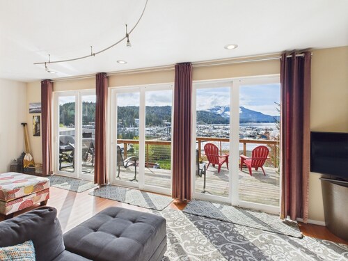 Juneau Oceanfront Home Overlooking Auke Bay