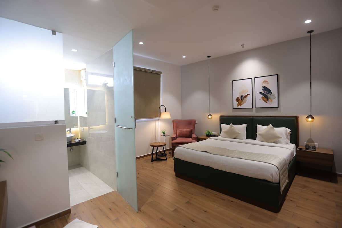 1 bedroom, memory-foam beds, desk, soundproofing