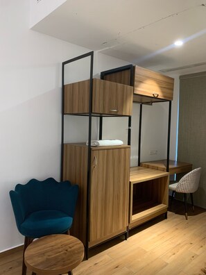 Camera Deluxe | 1 camera, materassi in memory foam, una scrivania, insonorizzazione