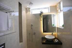 Studio++ | Bathroom | Shower, rainfall showerhead, hair dryer, towels - Pondy Heights - Suites and Studios (Puducherry)