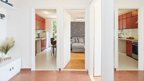 A modern apartment with a kitchen, dining area, and living room. - Vista Del Mare (Dubrovnik)