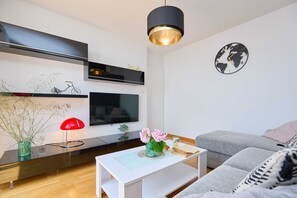 Apartment (2 Bedrooms) | Living room | 123-cm TV with cable channels - Vista Del Mare (Dubrovnik)