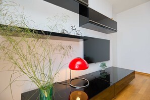 Căn hộ (2 Bedrooms) | Khu phòng khách | TV 123-cm có truyền hình cáp 