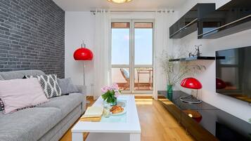 Apartamento (2 Bedrooms) | Área de estar | TV 123 cm com canais a cabo