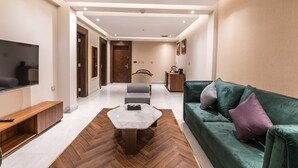 Una sala de estar moderna con un sofá, una mesa de centro, un televisor y un suelo con motivo de espiga.