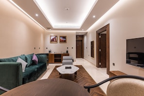 商務套房 | 起居區 | 智慧型電視