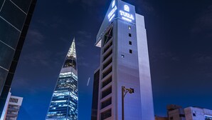 Un moderno edificio de hotel con un letrero llamativo que dice "TURA HOTEL".