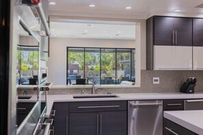 ثلاجة، ميكروويف، فرن، موقد طهي مسطح