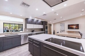 Kühlschrank, Mikrowelle, Ofen, Herdplatte