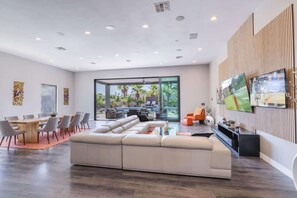 المنشأة من الداخل