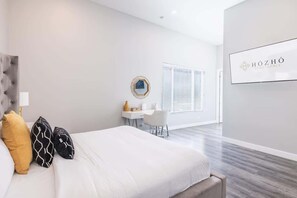 8 bedrooms, desk, iron/ironing board, free WiFi - HÓZHÓ Resort-Style Desert Escape w/ Pool & Cabana (Scottsdale)