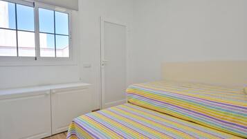 2 slaapkamers, een strijkplank/strijkijzer, gratis wifi, beddengoed